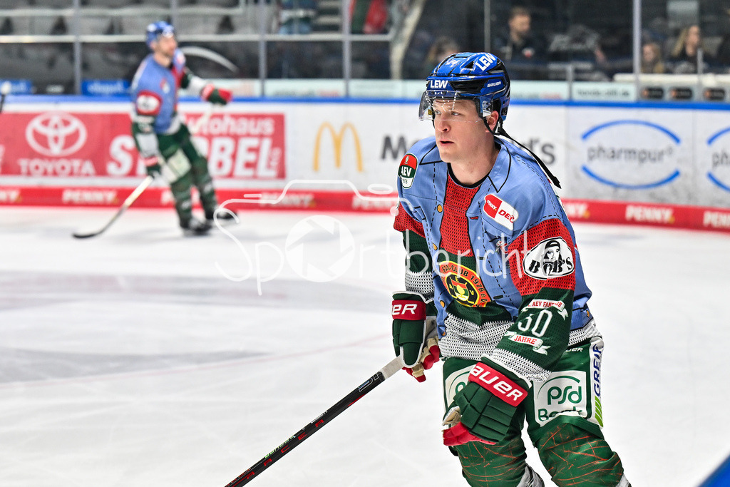 Augsburger Panther - Grizzlys Wolfsburg | AUGSBURG, GERMANY - 15. MARCH: Im Bild T. J. TREVELYAN (Augsburger Panther 24) beim warmup vor dem Match zwischen den Augsburger Panthern und den Grizzlys Wolfsburg am 52. Spieltag der Penny DEL im Curt Frenzel Stadion