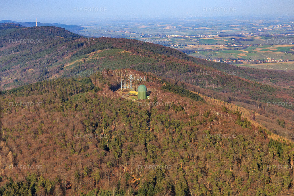 Luftbild: Radarkuppel in Lampertsloch im Bundesland Bas-Rhin in Frankreich. – Foto: IMG_086677.jpg vom 26.03.2016 durch Werner Riehm/FLY-FOTO.de – Auflösung des Originals: 5130 x 3420 px