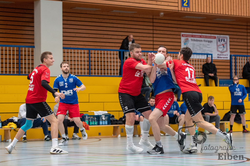 VfL Rastede-TvdH Oldenburg 2 | Landesliga Männer ;VfL Rastede (blau)-TvdH Oldenburg 2 (rot) am 15.04.2023 in Rastede (Mehrzweckhalle Feldbreite), Deutschland, Photo: Philip Eiben 2023 - Realisiert mit Pictrs.com