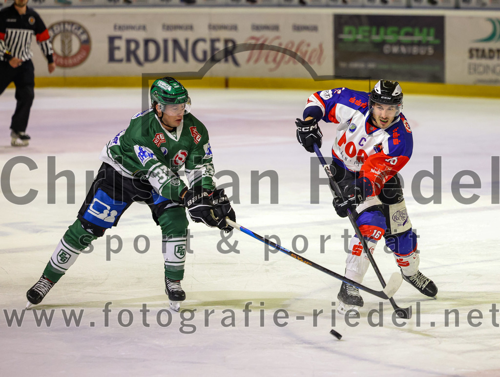 2023-11-03_049_TSV_Erding_gegen_ESC_Dorfen | Erding, Deutschland, 03.11.2023:
Eishockey, Bayernliga Vorrunde 2023 / 2024, 6. Spieltag, TSV Erding gegen ESC Dorfen, Endergebnis: 11:3

Thomas Matheson (Erding Gladiators, #37), Jonas Blaha (ESC Dorfen, #18)

Foto: Christian Riedel / fotografie-riedel.net