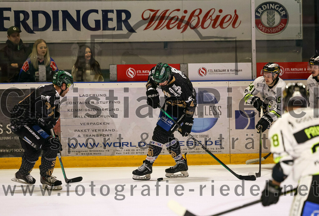 2024-02-16_124_TSV_Erding_gegen_ERSC_Amberg | Erding, Deutschland, 16.02.2024:
Eishockey, Bayernliga Playoffs 2023 / 2024, 1. Spieltag, TSV Erding gegen ERSC Amberg, Endergebnis: 1:2

Thomas Plihal (Erding Gladiators, #39), Simon Franz (Erding Gladiators, #4), Brendan Walkom (ERSC Amberg, #94)

Foto: Christian Riedel / fotografie-riedel.net