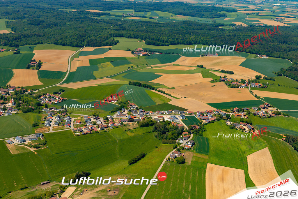 Das Luftbild zeigt : Martinsbuch Mengkofen - Die Luftaufnahme wurde 2024 vom UL-Flugzeug aus erstellt ( keine Drohne ) - Hochauflösende Luftaufnahme - Für grossformatige Ausdrucke geeignet. Die Geschenkidee !Mit Lizenz und Bildrechte bestellbar