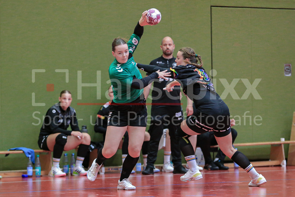Handball, Testspiel Frauen, SV Werder Bremen - VfL Oldenburg | v.li.: Mathilda Häberle (SV Werder Bremen, 9) und Merle Carstensen (VfL Oldenburg, 15) im Zweikampf, Duell, Spielszene, Aktion, Action