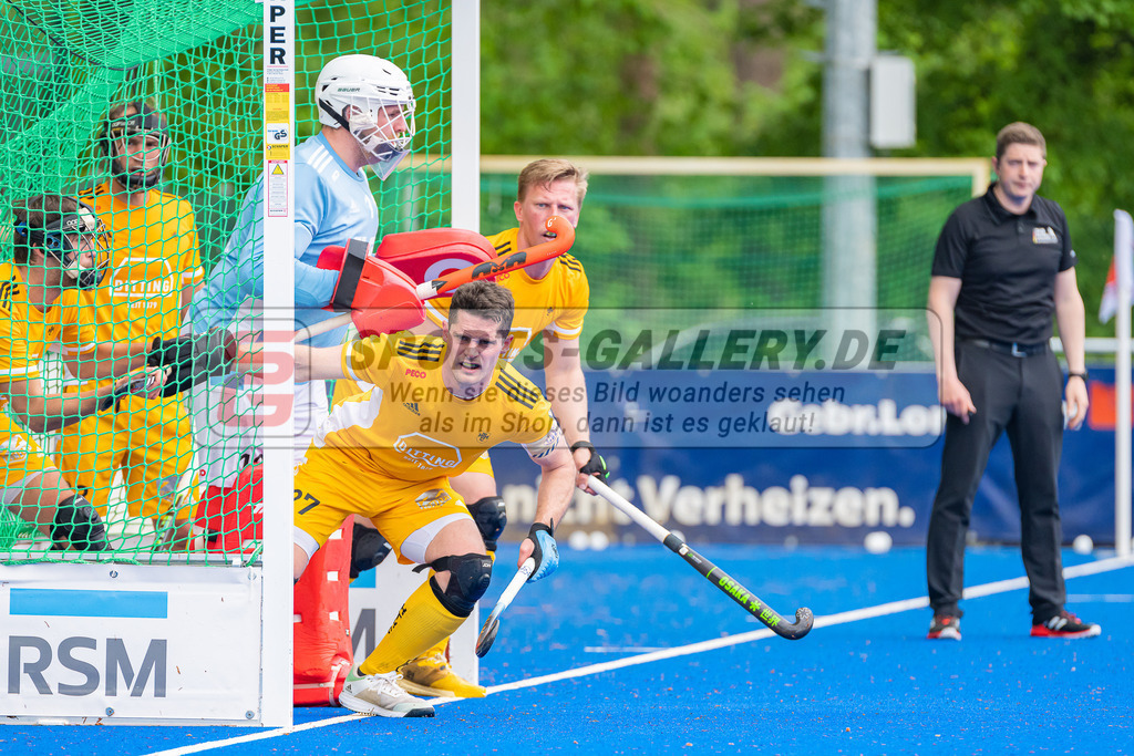 HK_20230507_107957 | 1. Bundesliaga Herren Creefelder HTC - Harvestehuder THC  am 7.5.2023 Crefelder HTC ( CHTC ), Krefeld  , Brinckmann Anton ( Torwart Harvestehuder THC #18 ) , Körper Michael ( Harvestehuder THC #9 ) , Hasun Xaver ( Harvestehuder THC #27 )