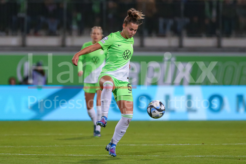 Fussball, UEFA Womens Champions League, VfL Wolfsburg - Paris FC | v.li.: Lena Oberdorf (VfL Wolfsburg, 5) am Ball, Einzelbild, Ganzkörper, Aktion, Action, Spielszene