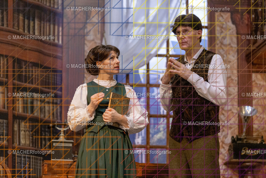 191_MFL-2025 | Portraitbilder von Regisseur; Darsteller; Techniker; Maske; Kostüme; Chor; Musiker; Bilderserie der Generalprobe und der Premierenvorstellung, Szenenbilder; Ausdrucksstudien; Bühnenüberblick; Bühnenkulissen; Pressefotos inkl. Redaktionsfoto Darstellergruppe.