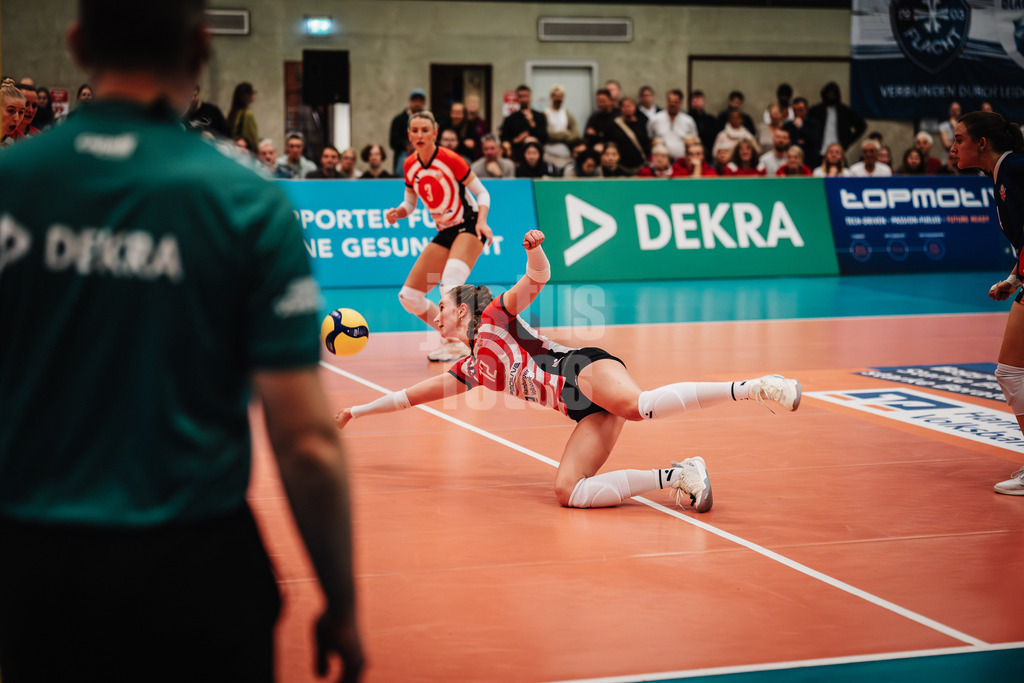 Volleyball | Frauen | Saison 2025/2026 | Volleyball Bundesliga | ETV Hamburger Volksbank Volleys vs. Binder Blaubären TSV Flacht | 06.12.2025 | Hannah Ammerman (#12, ETV Hamburger Volksbank Volleys) springt zum Ball