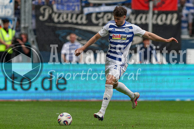 03.05.2026, GER, Fussball, Herren, 3. Liga, Saison 2025/2026, MSV Duisburg - FC Energie Cottbus | Tobias Fleckstein (MSV Duisburg) in Aktion am Ball, Einzelaktion 