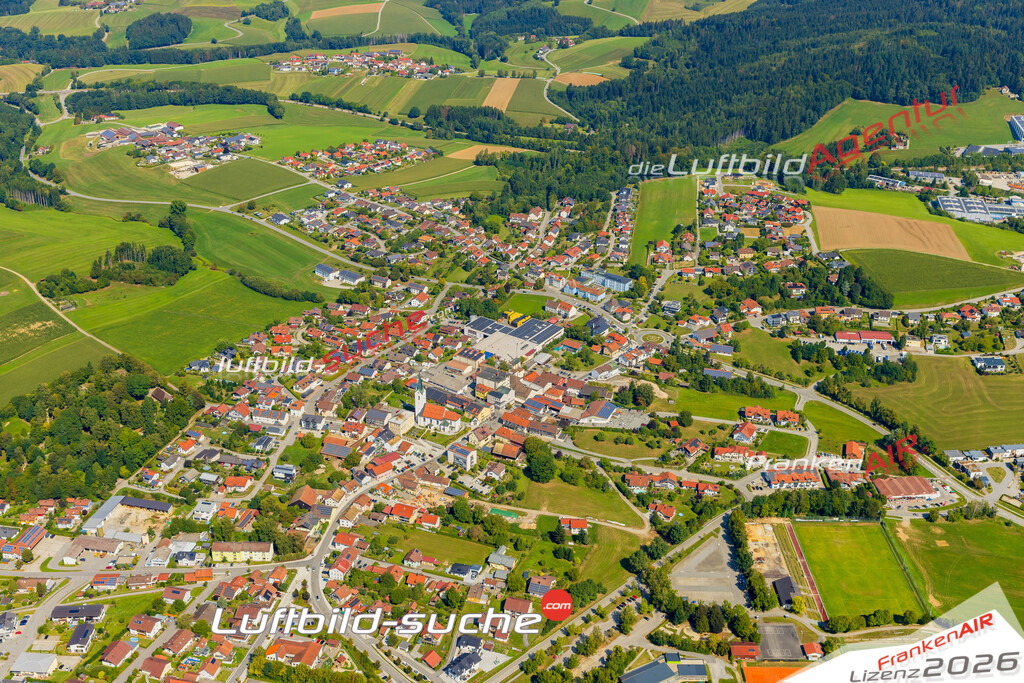 Luftaufnahme der Stadt Hutthurm - Die Luftaufnahme wurde 2025 vom UL-Flugzeug heraus erstellt ( keine Drohne ) - Hochauflösende Luftaufnahme - für professionelle Ausdrucke geeignet. Die Geschenkidee !Mit Lizenz und Bildrechte bestellbar