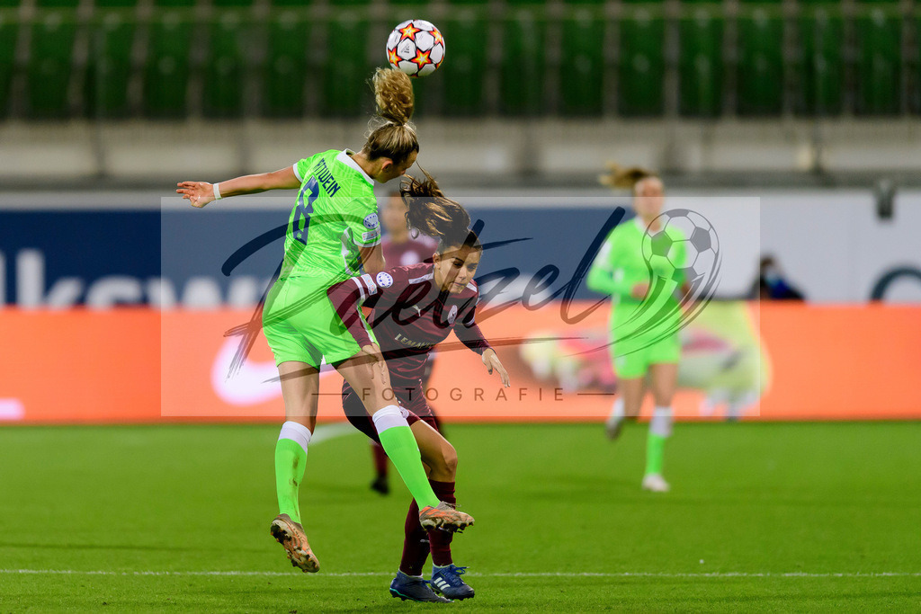 WOBSER20211013_044 | Fussball, Frauen: Lena Lattwein (VfL Wolfsburg) und Ines Sebayang (Servette FCCF) im Zweikampf beim Spiel der UEFA Women´s Champions League zwischen VfL Wolfsburg und Servette FC im AOK-Stadion am 13.10.2021 in Wolfsburg, Deutschland. - Realisiert mit Pictrs.com