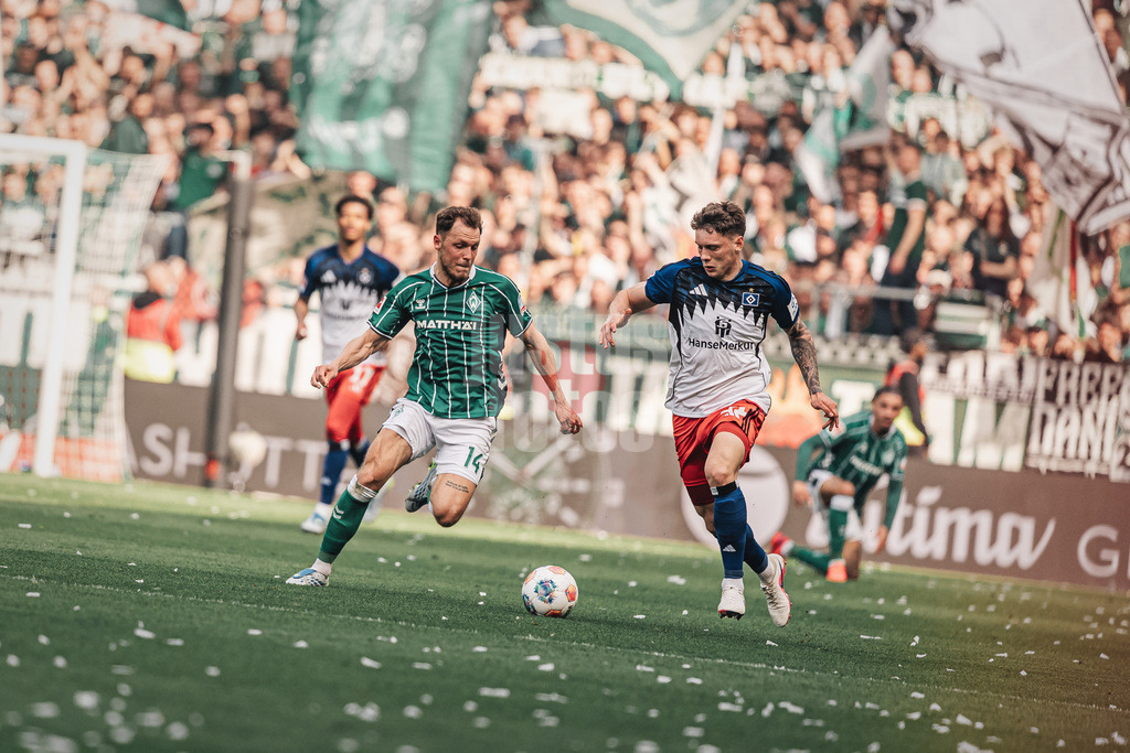 Fußball | Männer | Saison 2025/2026 | 1. Fußball-Bundesliga | 30. Spieltag | SV Werder Bremen vs. Hamburger SV | 18.04.2026 | v.l. Senne Lynen (#14, SV Werder Bremen) gegen Nicolai Remberg (#21, HSV)