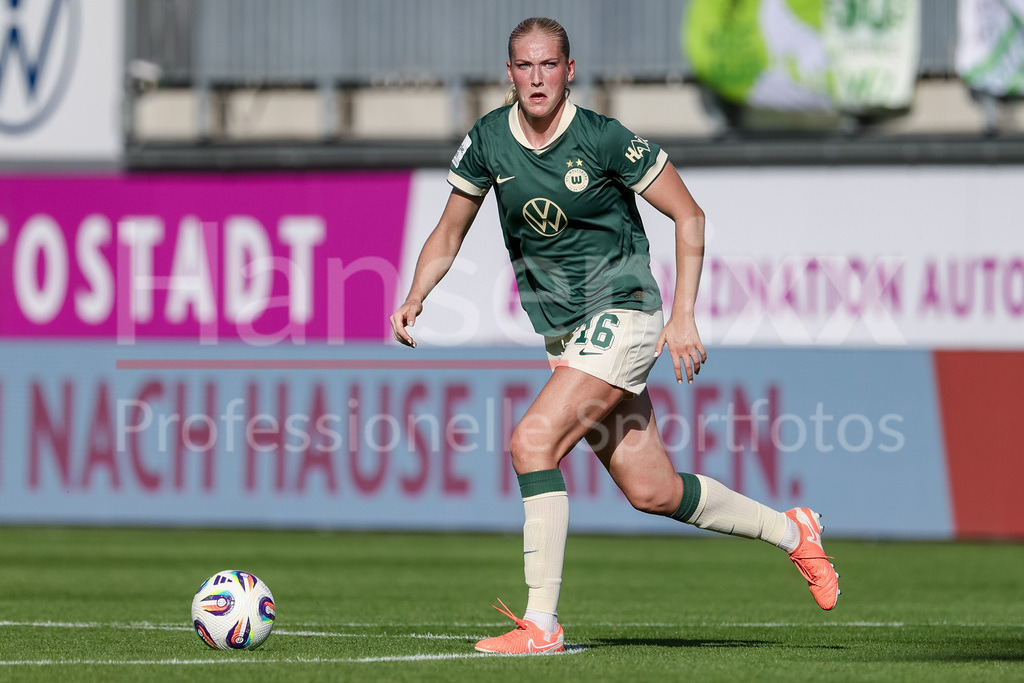 Fussball, Google Pixel Frauen-Bundesliga, VfL Wolfsburg - FC Carl Zeiss Jena | Camilla Küver (VfL Wolfsburg, 16) am Ball, Freisteller, Einzelbild, Ganzkörper, Aktion, Action, Spielszene, DIE DFB-RICHTLINIEN UNTERSAGEN JEGLICHE NUTZUNG VON FOTOS ALS SEQUENZBILDER UND/ODER VIDEOÄHNLICHE FOTOSTRECKEN. DFB REGULATIONS PROHIBIT ANY USE OF PHOTOGRAPHS AS IMAGE SEQUENCES AND/OR QUASI-VIDEO.