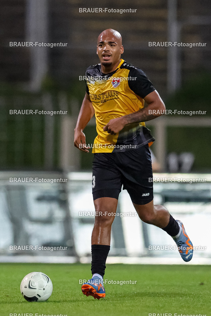 SB_KFCBAU_20250815_5441.JPG -  - KFC Uerdingen - SF Baumberg - Oberliga Niederrhein | Krefeld, Deutschland, 15.08.25: Anthony Oscasindas (KFC Uerdingen) in Aktion, am Ball, Einzelaktion während des Oberliga Niederrhein Spiels zwischen KFC Uerdingen - SF Baumberg in der Grotenburg Stadion am 15. August 2025 in Krefeld, Deutschland. (Foto von Stefan Brauer/Brauer-Fotoagentur)