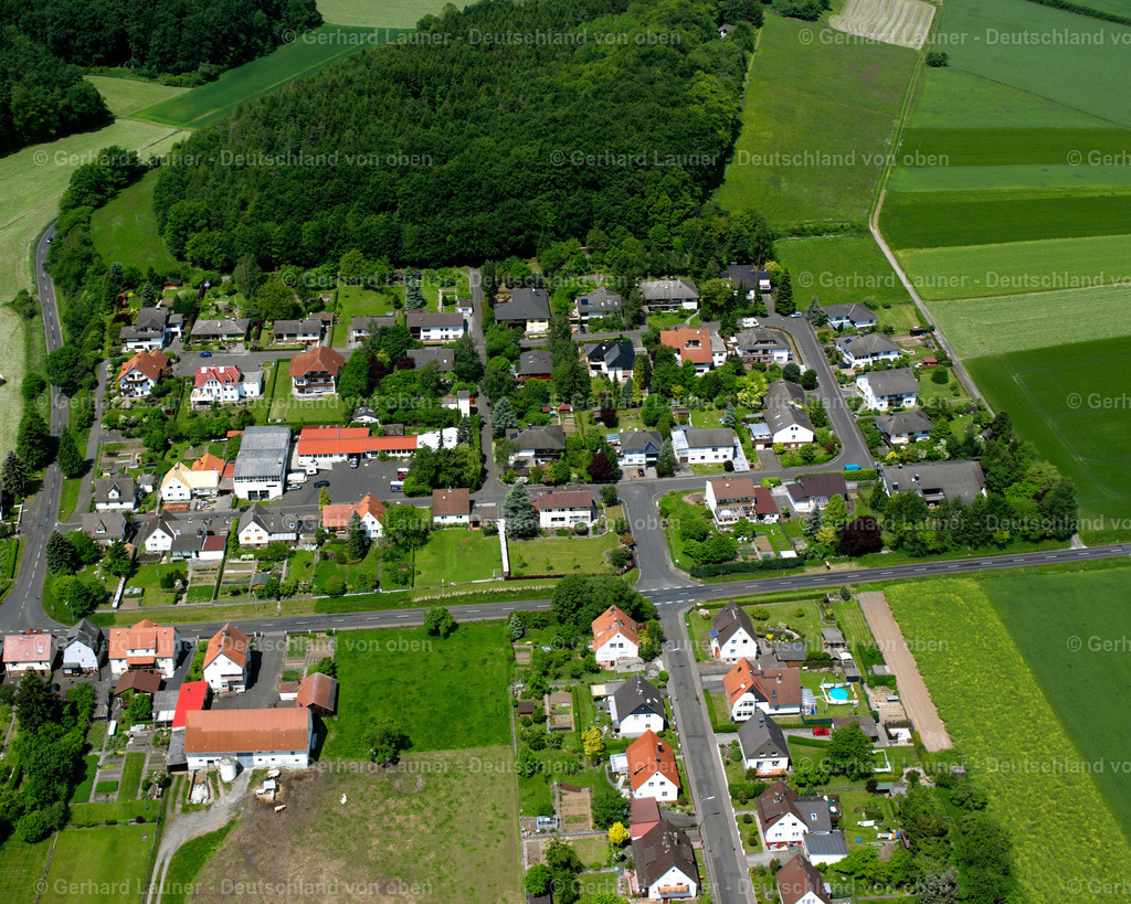 2614094 | LIEDERBACH 09.06.2006 Landwirtschaftliche Nutzflächen und Feldgrenzen  umsäumen das Siedlungsgebiet des Dorfes in Liederbach im Bundesland Hessen, Deutschland // Agricultural land and field boundaries surround the settlement area of the village  in Liederbach in the state Hesse, Germany Foto: Gerhard Launer