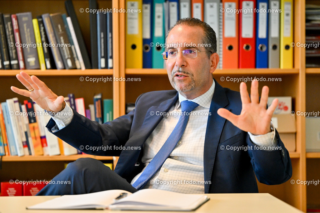 Teodoro Cocca_ JKU Asset Management_ 17.07.2023-5 | 17.07.2022, Johannes Kepler Universität Linz, AUT, Teodoro Cocca, JKU Asset Management,  im Bild Univ.-Prof. Dr. Teodoro Cocca (Stv. Institutsvorstand und Leiter der Abteilung für Asset Management)