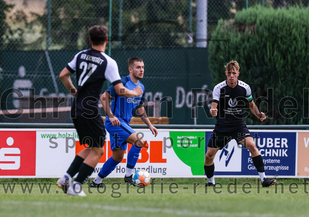 2023-07-22_007_FC_Langengeisling_gegen_VfB_Eichstaett_II | Erding, Deutschland, 22.07.2023:
Fußball, Bezirksliga Oberbayern Ost 2023 / 2024, Testspiel, FC Langengeisling gegen VfB Eichstätt II, Endergebnis: 3:2

Samuel Schmid (VFB Eichstätt, #27), David Riederle (FC Langengeisling, #14), Niklas Walter (VFB Eichstätt, #10)

Foto: Christian Riedel / fotografie-riedel.net