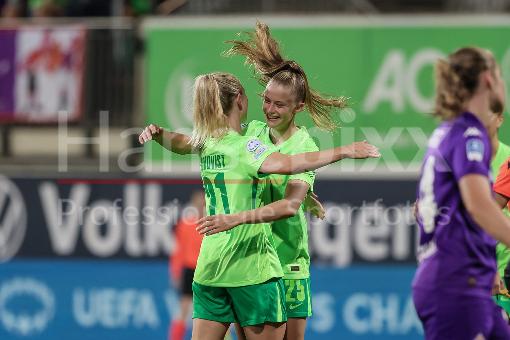 Fussball, UEFA Womens Champions League, VfL Wolfsburg - AC Florenz | v.li.: Rebecka Blomqvist (VfL Wolfsburg, 21) und Torschützin Vivien Endemann (VfL Wolfsburg, 25) mit Torjubel, Jubel, jubeln, jubelt, optimistisch, Spielszene, Highlight, Freude über das Tor zum 3:0