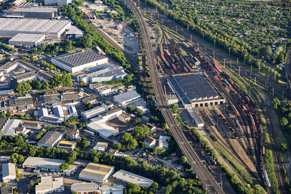 Luftbild: Gleise und Halle am Güterbahnhof der DB Cargo AG sowie Rhenus im Ortsteil Neckarau in Mannheim im Bundesland Baden-Württemberg in Deutschland. – Foto: IMG_157173.jpg vom 18.06.2026 durch Werner Riehm/FLY-FOTO.de – Auflösung des Originals: 6000 x 4000 px – WWW.RHENUS.GROUP – DB Cargo