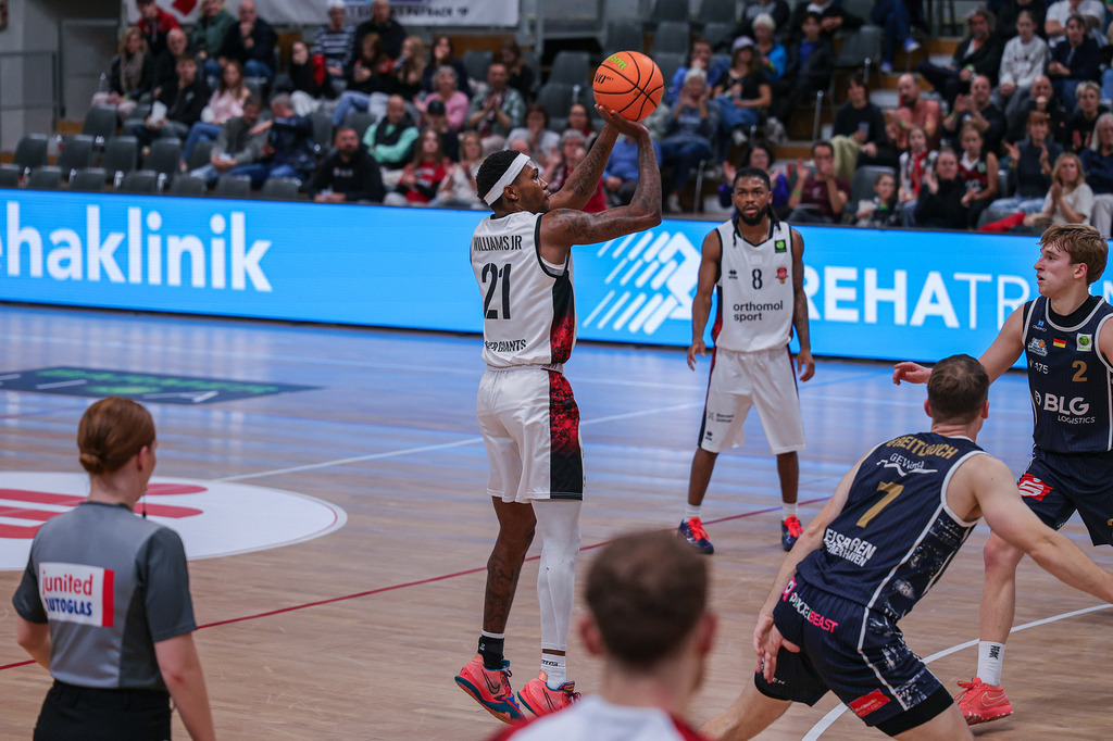 Pro A BAYER GIANTS vs Eisbären Bremerhaven-21 | Fotos von Basketballspielen aus dem Raum NRW fotografiert von Gero Mueller-Laschet und Daniel Schaefer - Realisiert mit Pictrs.com