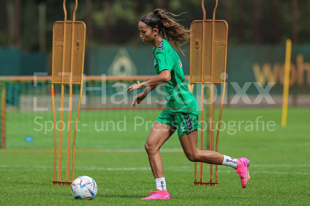 Fussball, Google Pixel Frauen-Bundesliga, Training SV Werder Bremen | v.li.: Amira Dahl (SV Werder Bremen, 17) am Ball, Einzelbild, Ganzkörper, Aktion, Action
