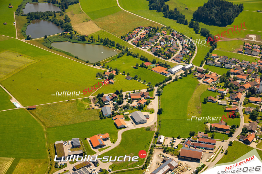 Das Luftbild zeigt :  Wald - Die Luftaufnahme wurde 2024 vom UL-Flugzeug aus erstellt ( keine Drohne ) - Hochauflösende Luftaufnahme - Für grossformatige Ausdrucke geeignet. Die Geschenkidee !Mit Lizenz und Bildrechte bestellbar