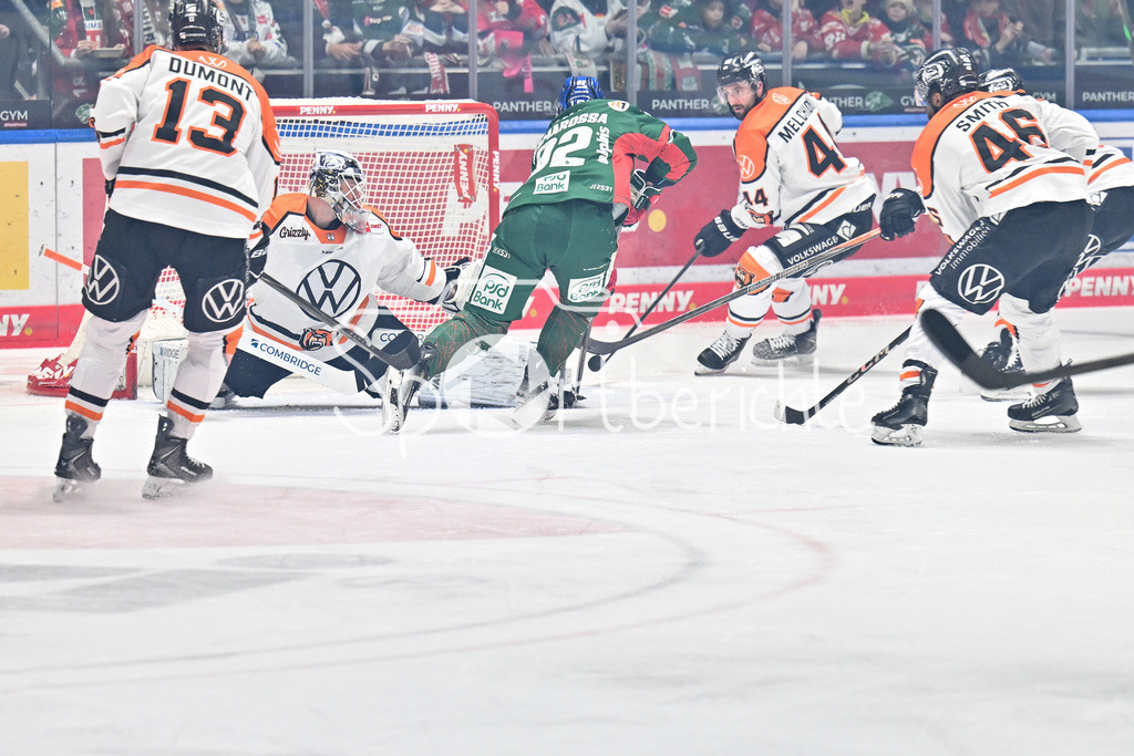 Augsburger Panther - Grizzlys Wolfsburg | AUGSBURG, GERMANY - 15. MARCH: im dieser Szene erzielt Joseph CRAMAROSSA (Augsburger Panther 92) den Treffer zum 1-0 / Tor / Torschuetze / Freude / Happy während dem Match zwischen den Augsburger Panthern und den Grizzlys Wolfsburg am 52. Spieltag der Penny DEL im Curt Frenzel Stadion