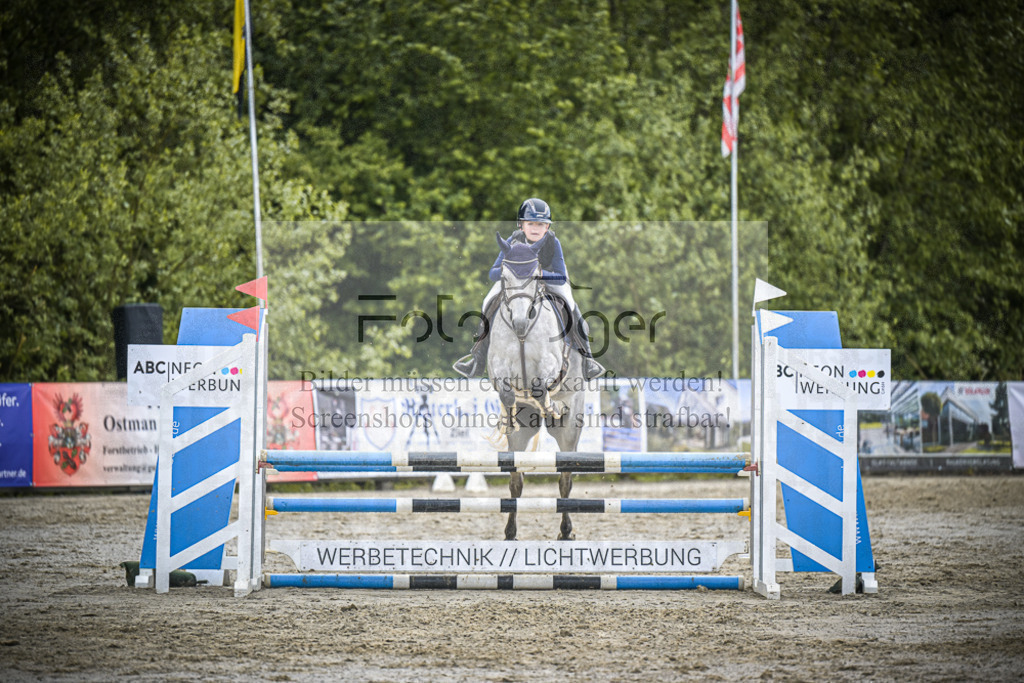 DOS_7708 | Entdecke hochwertige Reitturnierfotos von Foto Oger. Professionell, emotional und authentisch – jetzt Lieblingsmomente im Shop bestellen.Deutschlandweite Turnierfotografie. - Realisiert mit Pictrs.com