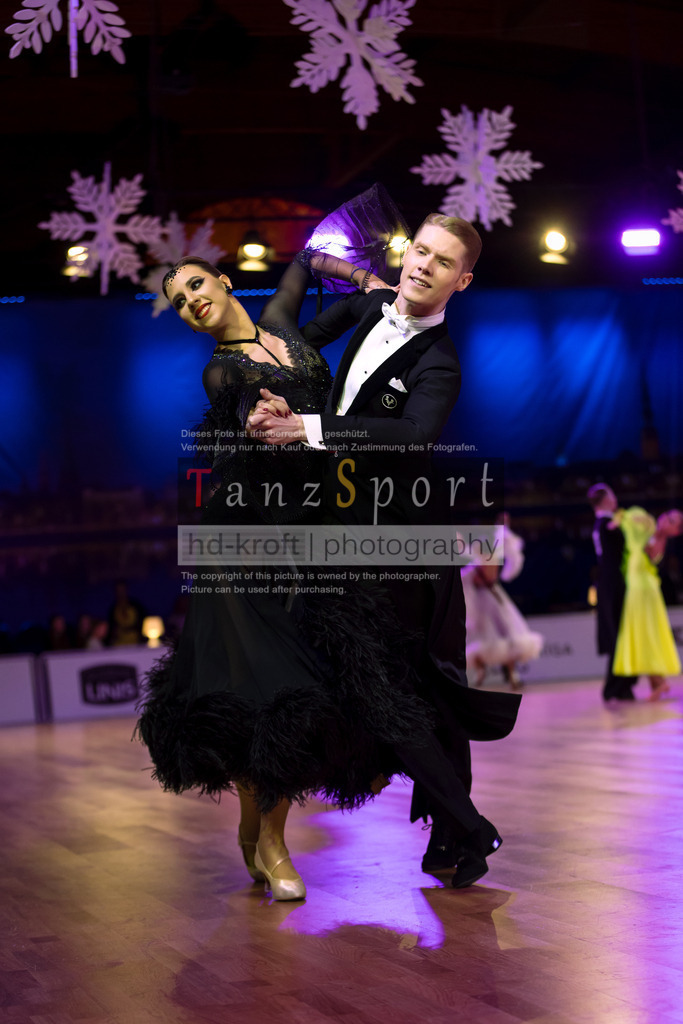 20241215_WDSF_Int_Open_Std-Riga-9474 | Tanzsportbilder, Standardtanz, Lateintanz, WDSF, DTV, LTVB, dancecomp, goc, hessen tanzt, blaues band der spree, walzer, tango, wiener walzer, slowfox, quickstepp, samba, rumba, cha-cha-cha, paso doble. jive, hd-kroft photography, turniertanzsport
