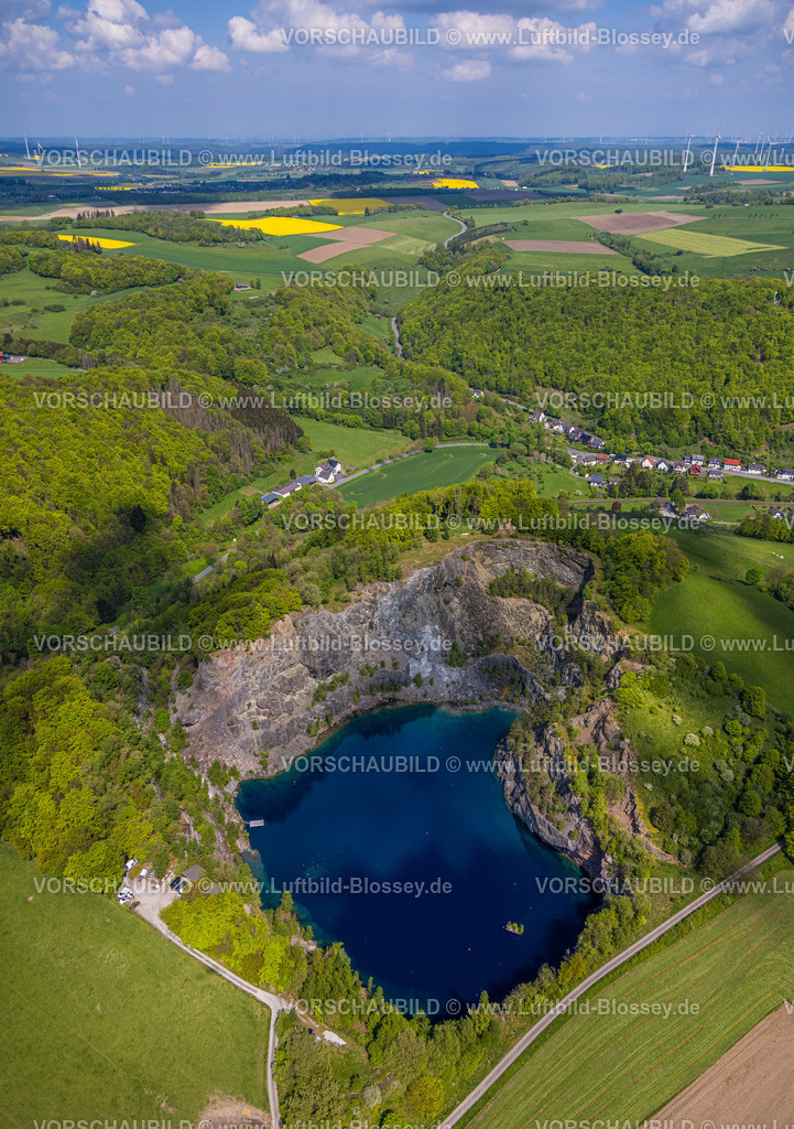 Brilon240503979 | Luftbild, See im Berg, kreisrunder Steinbruchsee, Tauchgewässer bestehend nur aus Regenwasser, Taucher bei der Ausbildung, Messinghausen, Brilon, Sauerland, Nordrhein-Westfalen, Deutschland