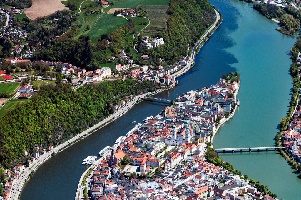 dr__0062316.jpg | PASSAU 09.05.2021 Altstadt an den Fluss- Uferbereichen der Donau und des Inn in der Drei-Flüsse-Stadt Passau im Bundesland Bayern, Deutschland. // Town on the banks of the river of Donau and of Inn in Passau in the state Bavaria, Germany. Foto: Daniel Reiter
