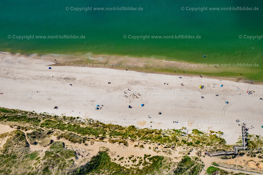 Sylt_Kampen_Rotes_Kliff_Strand_ELS_0223130825 | KAMPEN (SYLT) 13.08.2025 Küsten- Landschaft an der Steilküste Rotes Kliff mit dem Hotel Rungholt in Kampen (Sylt) im Bundesland Schleswig-Holstein, Deutschland. // Coastal landscape on the steep coast of Rotes Kliff with the Hotel Rungholt in Kampen (Sylt) in the state Schleswig-Holstein, Germany. Foto: Martin Elsen