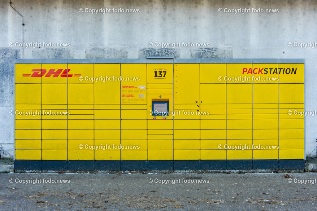 Deutschland_ Baden-Wuerttemberg_ Ebersbach an der Fils_ 14.01.2025-11 | 14.01.2025, Deutschland, GER, Baden-Wuerttemberg, Ebersbach an der Fils, im Bild DHL, Marke, Abholstation, Selbstbedienung, Pakete, Zustellung, Abholung, Packstation, Schild, Logo, Werbung