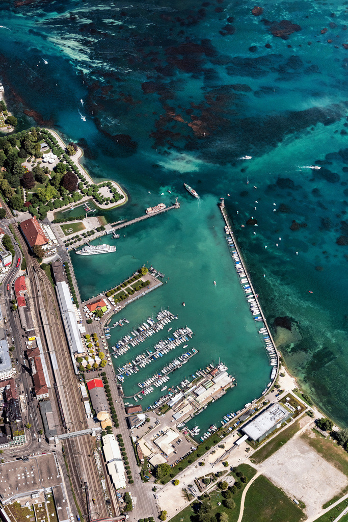 dr__0059054.jpg | KONSTANZ 20.08.2020 Schiffs- Anlegestellen am Hafenbecken des Binnenhafen für Passagierschiffe und Fährschiffe sowie Segel- und Sportboote in Konstanz im Bundesland Baden-Württemberg, Deutschland. // Ship moorings at the harbor basin of the inland port for passenger ships and ferries sowie Segel- and Sportboote in Konstanz in the state Baden-Wuerttemberg, Germany. Foto: Daniel Reiter