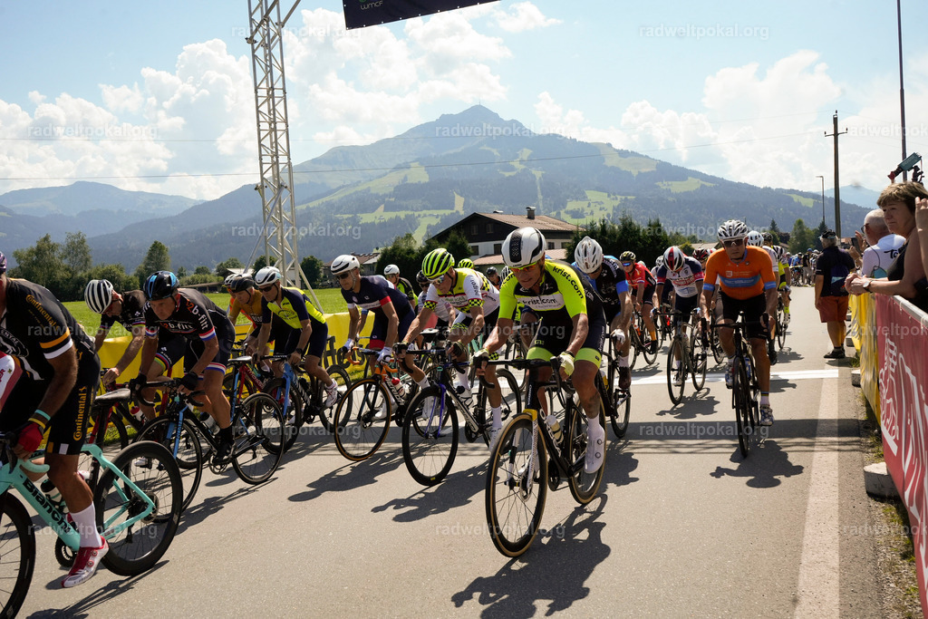 456_20230817_Bewerb_Maenner_Muehlanger | AUT - OESTERREICH, 2023-08-16: SPORT RENNRAD-FAHREN - 55. INTERNATIONALER RADWELTPOKAL IN ST. JOHANN IN TIROL  - Vintage-Radrennen mit WM-Bronze-Medaillen-Siegerin Christina Schweinberger, den Teilnehmer und Alexander Baumann (vom Orginastions-Team) - TAG 2 BEWERB MAENNER IN SECHS GRUPPEN  ; Foto: Roland Muehlanger