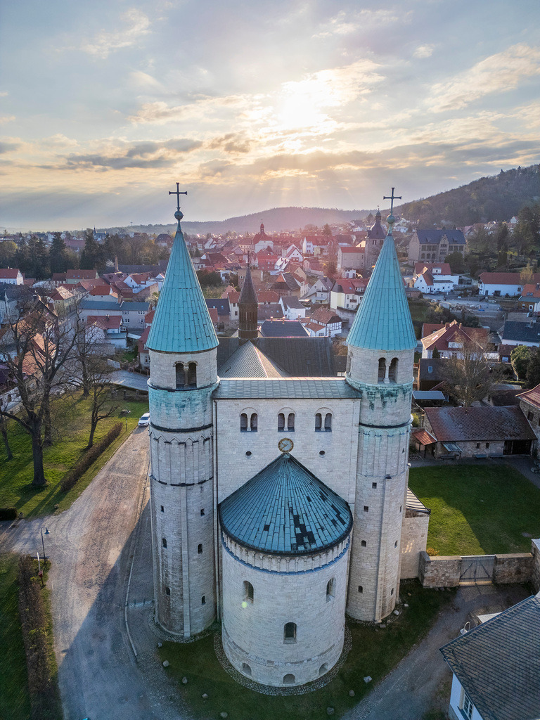 Stiftskirche St. Cyriakus in Gernrode | Wir machen aus Ihren Bildern Erinnerungen für die Ewigkeit | Hochwertige Fotografien für Ihr zu Hause. - Realisiert mit Pictrs.com