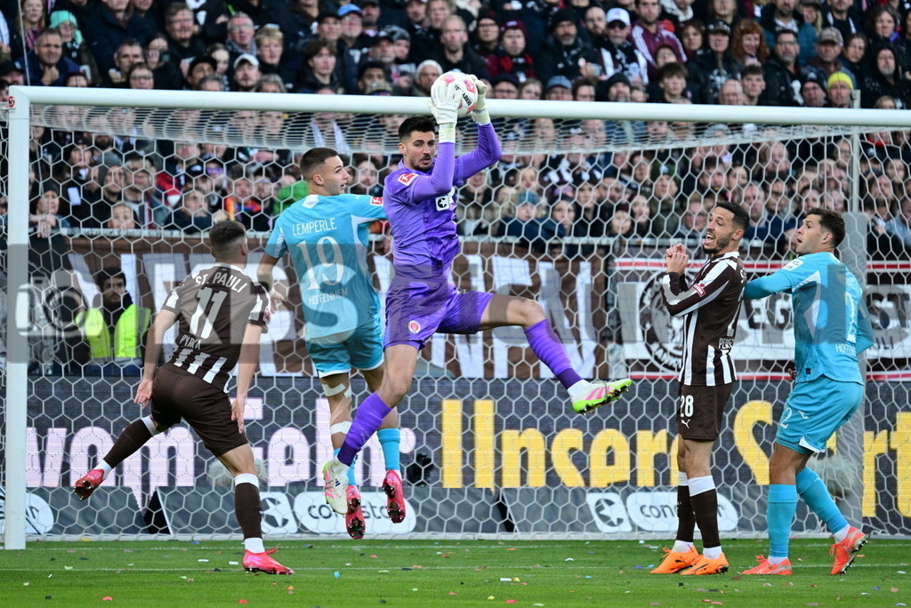 KBS Picture_FCStPauli-Hoffenheim_005 | v.l. Pyrka Arkadiusz (St.Pauli) , Lemperle Tim (TSG Hoffenheim) , Vasilj Nikola (St.Pauli) ,Sportplatz :  Millerntor Stadion, - Realisiert mit Pictrs.com