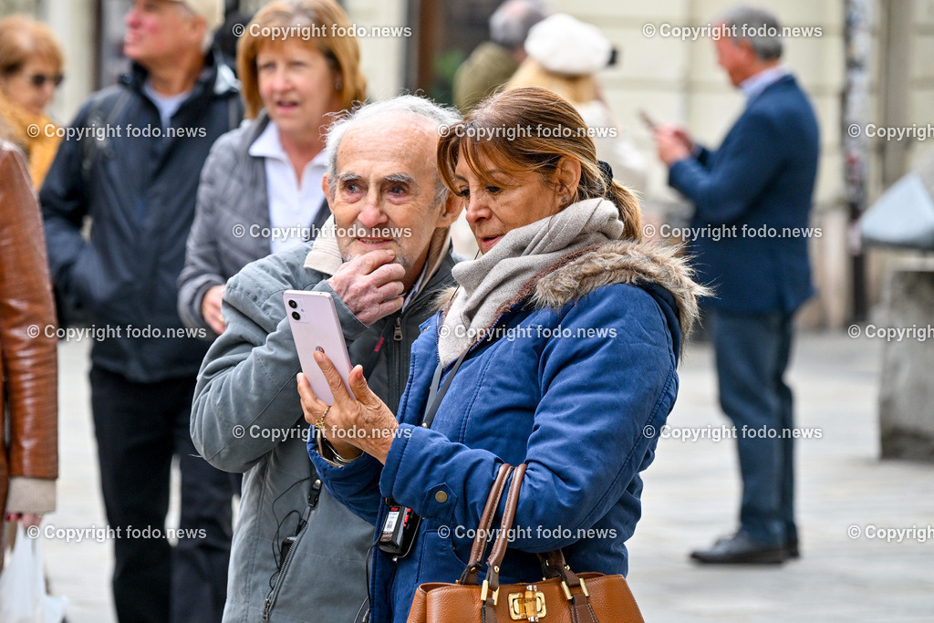 Slowakei_ Bratislavsky kraj_ Bratislava_ 08.10.2024-49 | 08.10.2024, Slowakei, SVK, Bratislavsky kraj, Bratislava, im Bild Bratislava, Stadtansichten, Gebauede, Sehenswurdigkeiten, Tourismus, Touristen, Cafe, Denkmal, Strasse, Donau, Bruecke, Schiff, Burg, Hrad, Ufo, Restaurant, Souvenier, Menschen, Bahnhof, Zug, Hauptstadt