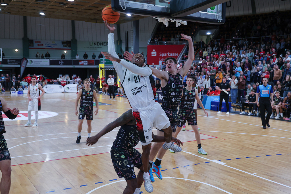 Pro A BAYER GIANTS vs Uni Baskets Münster-32 | Fotos von Basketballspielen aus dem Raum NRW fotografiert von Gero Mueller-Laschet und Daniel Schaefer - Realisiert mit Pictrs.com