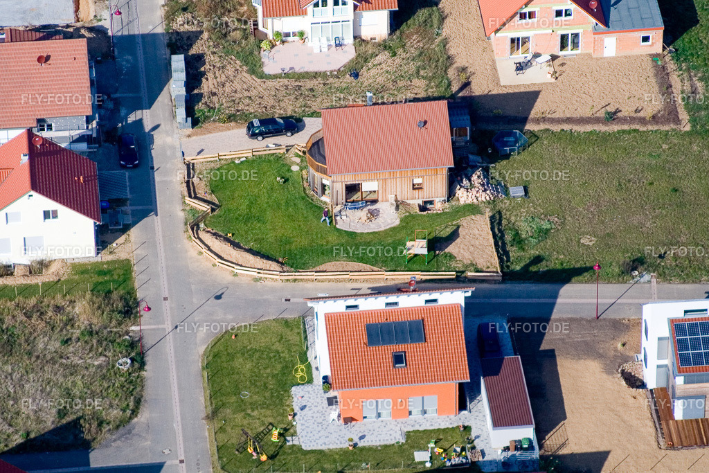 Buchenweg, Neubaugebiet in den Brotäckern | Luftbild: Buchenweg, Neubaugebiet in den Brotäckern in Steinweiler im Bundesland Rheinland-Pfalz in Deutschland. Foto: IMG_8476.jpg vom 06.10.2007 durch Werner Riehm/FLY-FOTO.de - Realisiert mit Pictrs.com