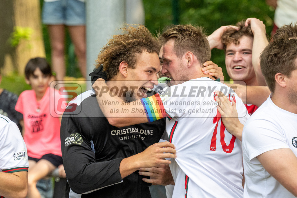 SFE_20240511_0223 | Krefeld, Deutschland, 11.05.2024: Onyekwue NnaJi (Crefelder HTC) Niklas Wellen (Crefelder HTC) in Aktion waehrend des Spiels der Feldhockey 1. Bundesliga Herren zwischen Crefelder HTC - Rot Weiss Köln im Gerd-Wellen-Hockeyanlage am 11.05.2024 in Krefeld, Deutschland. (Foto von Stephan Fehrmann)

Krefeld, Germany, 11.05.2024: Onyekwue NnaJi (Crefelder HTC) Niklas Wellen (Crefelder HTC) in action during the game of Feldhockey 1. Bundesliga Herren between Crefelder HTC - Rot Weiss Köln in Gerd-Wellen-Hockeyanlage at 11.05.2024 in Krefeld, Deutschland. (Foto from Stephan Fehrmann)