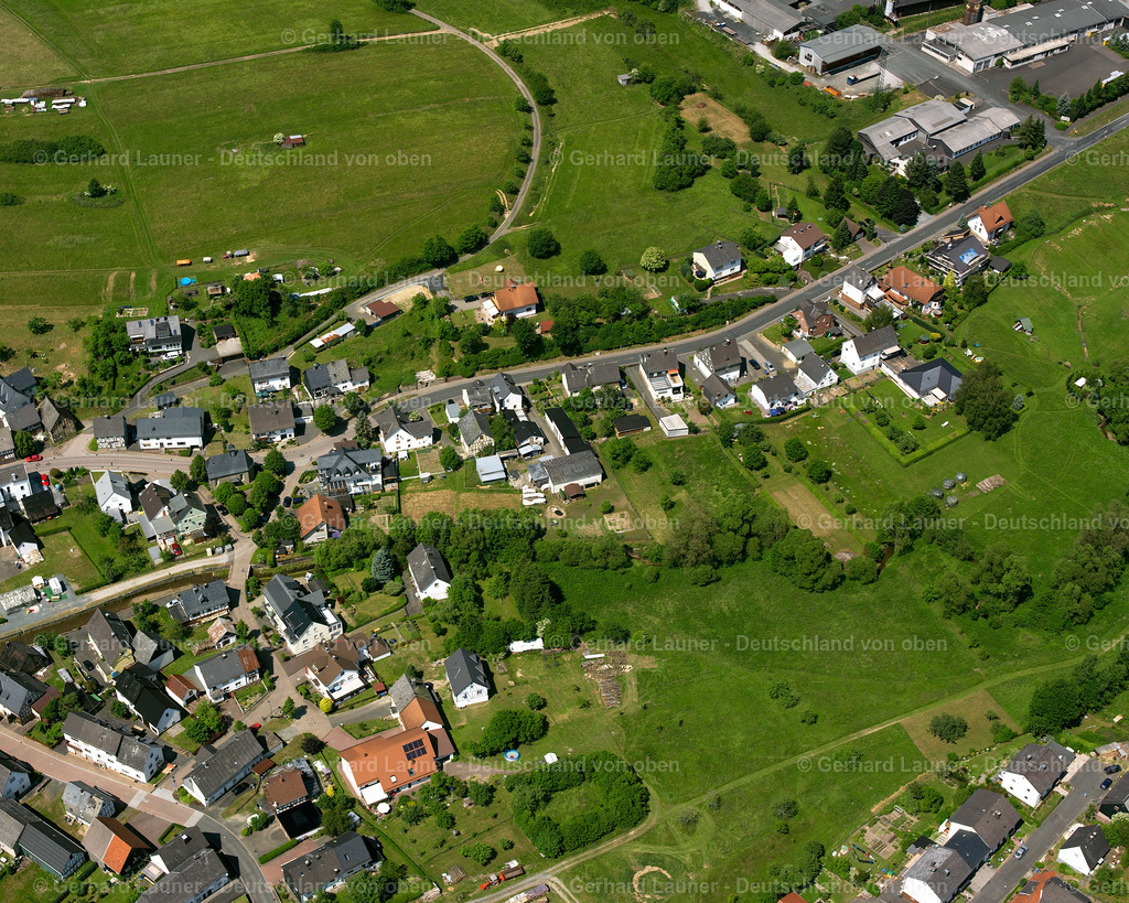 2611108 | NIEDERROßBACH 09.06.2006 Landwirtschaftliche Nutzflächen und Feldgrenzen  umsäumen das Siedlungsgebiet des Dorfes in Niederroßbach im Bundesland Hessen, Deutschland // Agricultural land and field boundaries surround the settlement area of the village  in Niederroßbach in the state Hesse, Germany Foto: Gerhard Launer