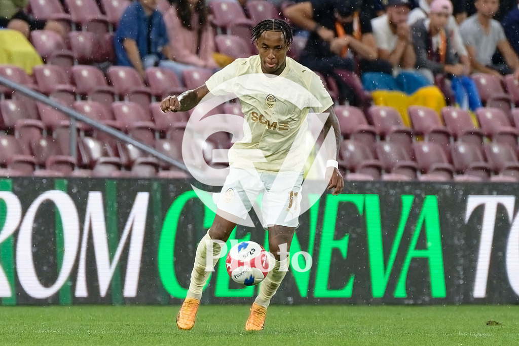 UEFA Conference League Play-offs 2nd leg - Servette FC v FC Shakhtar Donetsk | Kevin (11 FC Shakhtar Donetsk) controls the ball (action)  during the UEFA Conference League Play-offs 2nd leg match between Servette FC and FC Shakhtar Donetsk at Stade de Geneve in Geneva, Switzerland