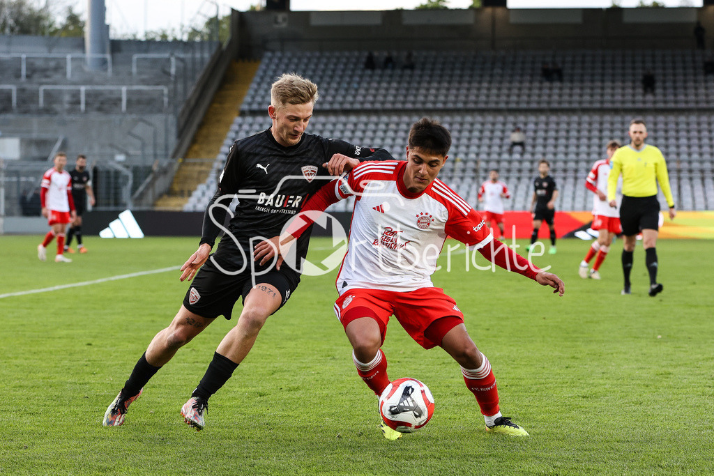 FC Bayern Amateure - TSV Buchbach | im Duell Javier FERNANDEZ GONZALEZ (FCB #37) und Tobias SZTAF (TSV #28) / Zweikampf