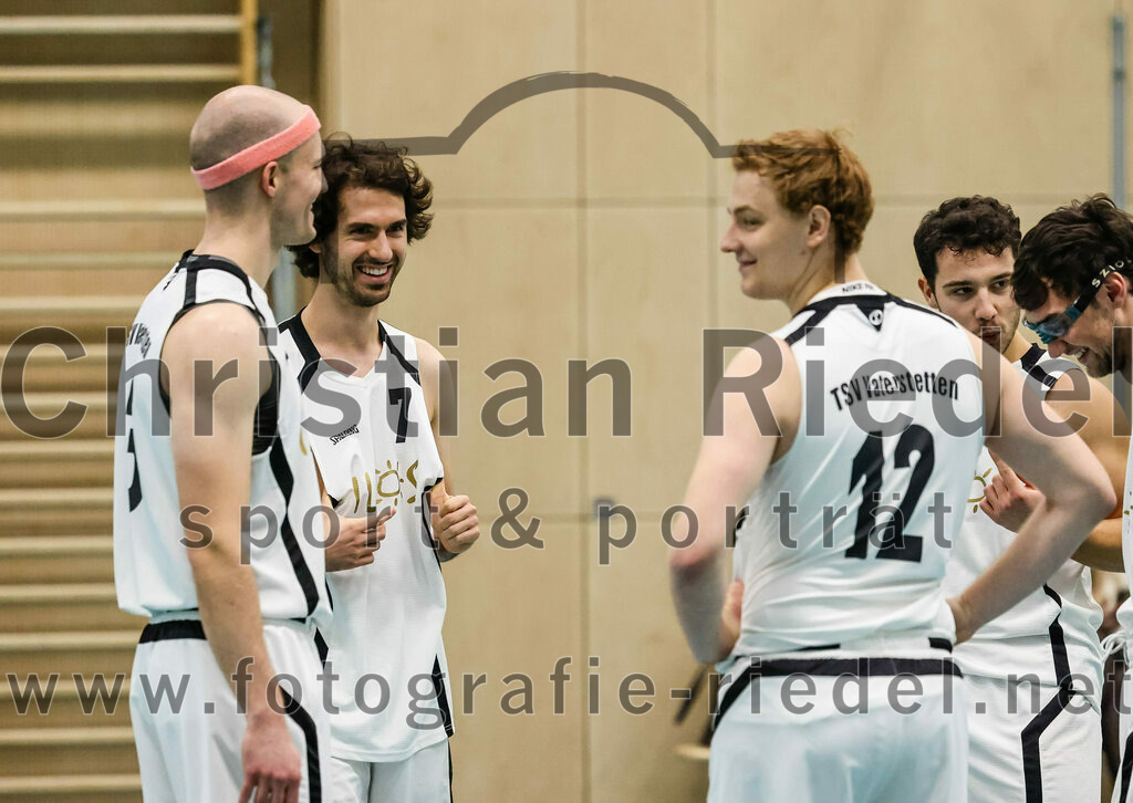 2022-12-03_008_TSV_Vaterstetten_gegen_TG_Landshut | Vaterstetten, Deutschland, 03.12.2022:
Basketball, Bayernliga Herren Südost 2022 / 2023, 7. Spieltag, TSV Vaterstetten gegen TG Landshut, Endergebnis: 71:78

F. Sutur (TSV Vaterstetten, #3), Luca Maurice Kohll (TSV Vaterstetten, #7), Alain Gales (TSV Vaterstetten, #12)

Foto: Christian Riedel / fotografie-riedel.net