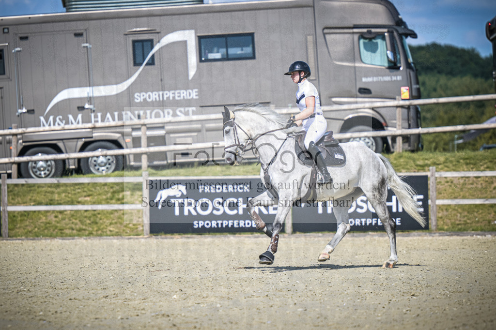 DOS_2184 | Entdecke hochwertige Reitturnierfotos von Foto Oger. Professionell, emotional und authentisch – jetzt Lieblingsmomente im Shop bestellen.Deutschlandweite Turnierfotografie. - Realisiert mit Pictrs.com