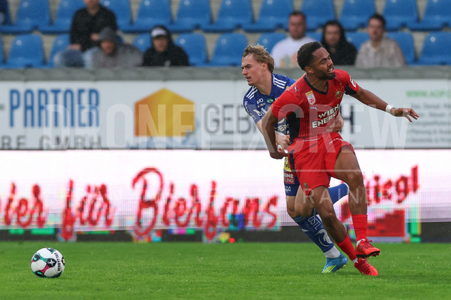 TSV Egger Glas Hartberg vs SK Rapid Wien – Championship Group    | Hartberg, Austria, 19.Apr.26 - SOCCER - ADMIRAL Bundesliga, TSV Egger Glas Hartberg vs SK Rapid Wien. The image shows Petter Nosa Dahl (SK Rapid Wien) and Maximilian Hennig (Hartberg). 