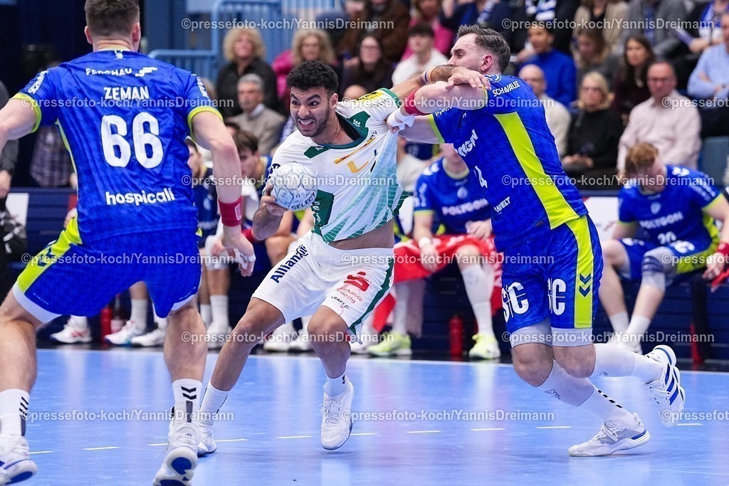xYDRx22112502036 | 22.11.2025, xydrx, Handball, 1.HBL, VFL Gummersbach - SC DHfk Leipzig, Schwalbe-Arena: Ahmed Khairy (SC DHfk Leipzig #17) im Zweikampf gegen Teitur Einarsson (VFL Gummersbach #14)