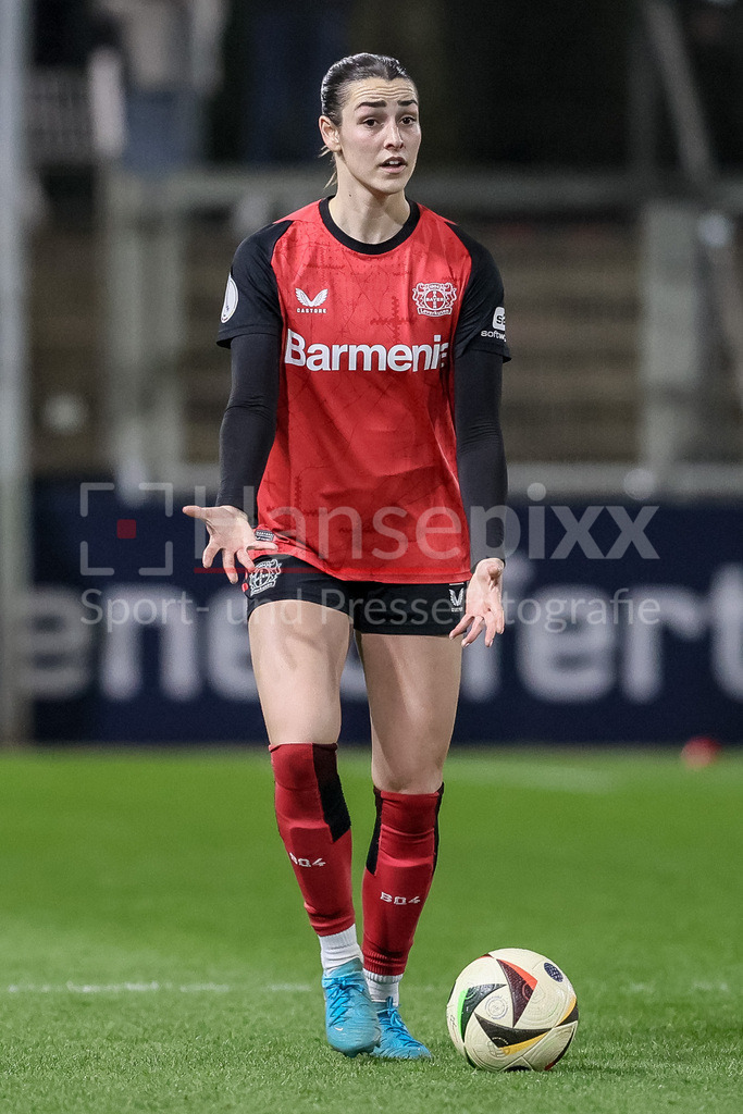 Fussball, DFB-Pokal Frauen, Bayer 04 Leverkusen - SV Werder Bremen | v.li.: Selina Ostermeier (Bayer 04 Leverkusen, 2) am Ball, Freisteller, Einzelbild, Ganzkörper, Aktion, Action, Spielszene, gibt Anweisungen, gestikuliert, mit den Armen gestikulieren, DIE DFB-RICHTLINIEN UNTERSAGEN JEGLICHE NUTZUNG VON FOTOS ALS SEQUENZBILDER UND/ODER VIDEOÄHNLICHE FOTOSTRECKEN. DFB REGULATIONS PROHIBIT ANY USE OF PHOTOGRAPHS AS IMAGE SEQUENCES AND/OR QUASI-VIDEO.