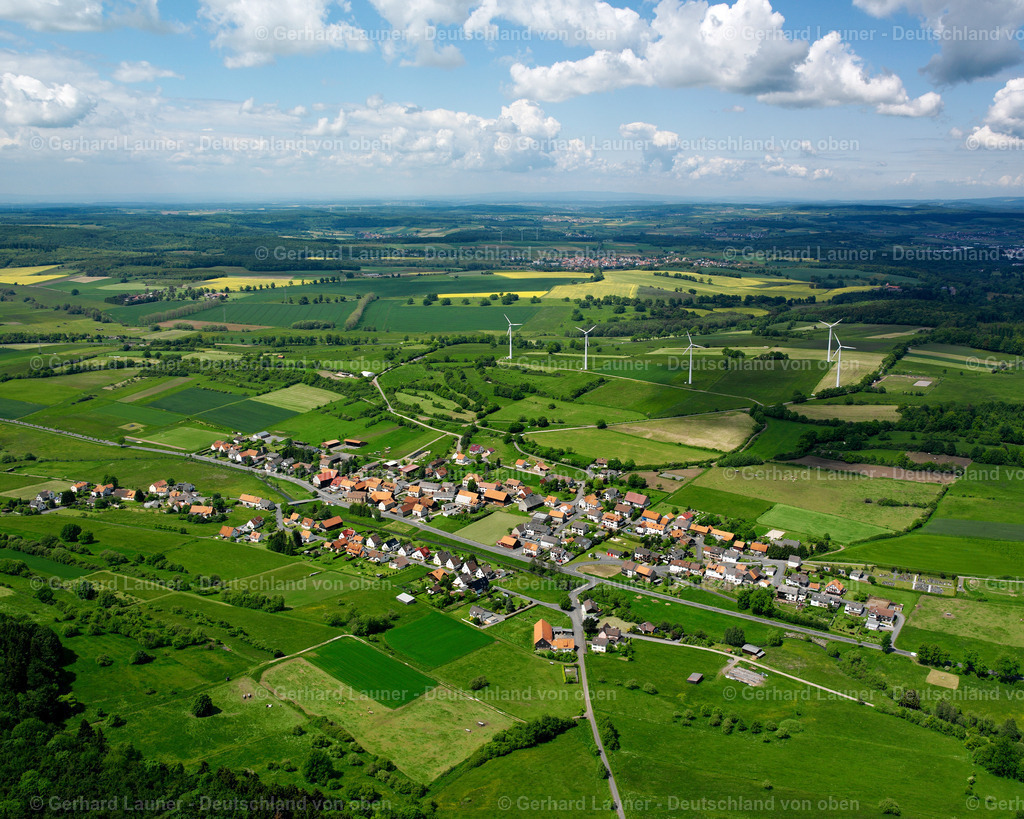 2615707 | RIXFELD 09.06.2006 Ortsansicht am Rande von landwirtschaftlichen Feldern und Nutzflächen  in Rixfeld im Bundesland Hessen, Deutschland // Village view on the edge of agricultural fields and land  in Rixfeld in the state Hesse, Germany Foto: Gerhard Launer