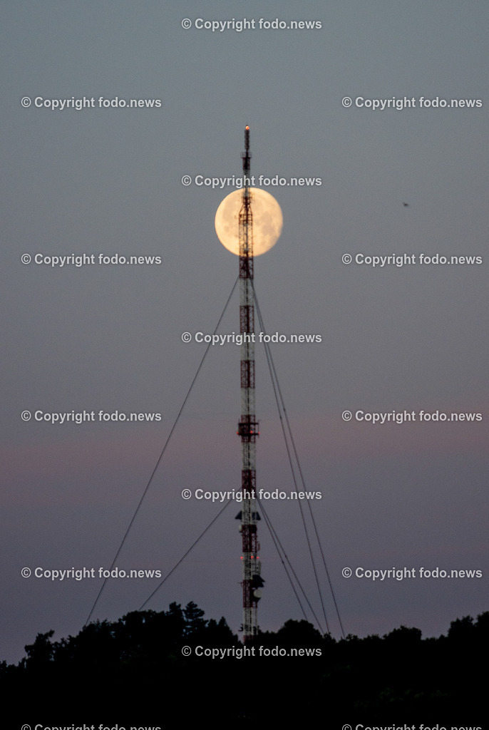Linz_ Erdbeermond_ 13.06.2025-9 | 13.06.2025, LINZ, AUT, Mond, im Bild Themenbild, Erdbeermond, Vollmond, Nachthimmel, Sender, Sendemast, Himmel, Wolkenlos, blau, Symbolbild, FeatureErdbeermond (englisch Strawberry Moon) ist ein landlaeufiger Ausdruck für einen Vollmond im Juni.